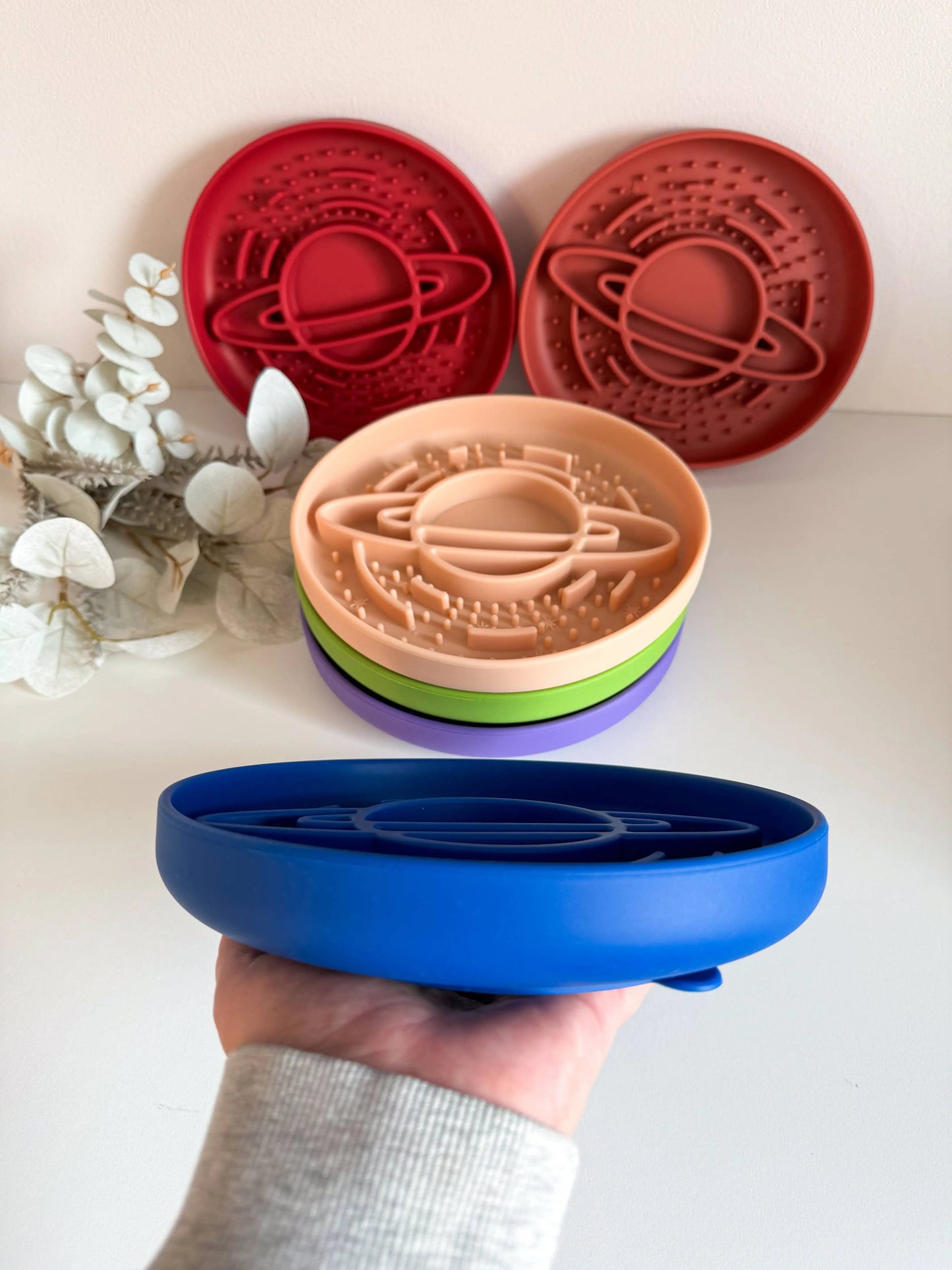 Saturn Slowfeeder skål/slikkemåtte m. sugekop til hunde og katte - Dapple